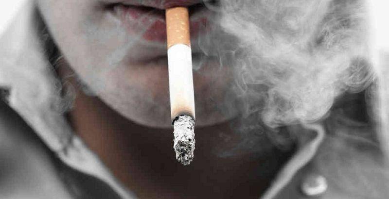 长期抽烟也可能会让口腔癌或是喉癌降临.