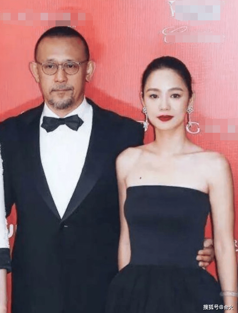 42岁姜文老婆周韵罕曝光,结婚3年孕有2子