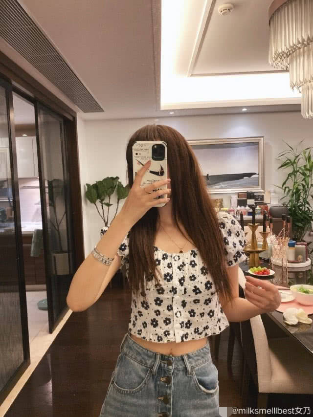 夫人■暗搓搓的小心思太明显杠上了?张大奕疑似再次模仿总裁夫人穿搭