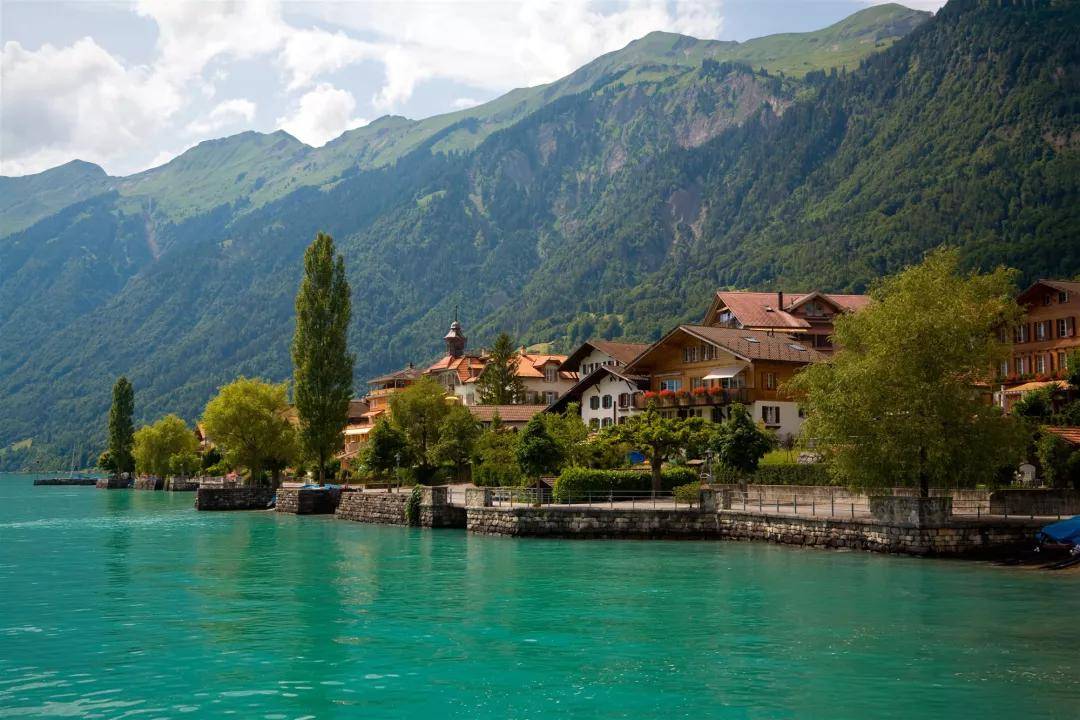 瑞士田园风光,还是沿岸的阿尔卑斯山群,都可谓是山水人间最极致美好的