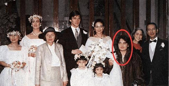 原创何鸿燊大房幼女何超雄长相丑陋，年轻时居然是大美人，撞脸林青霞