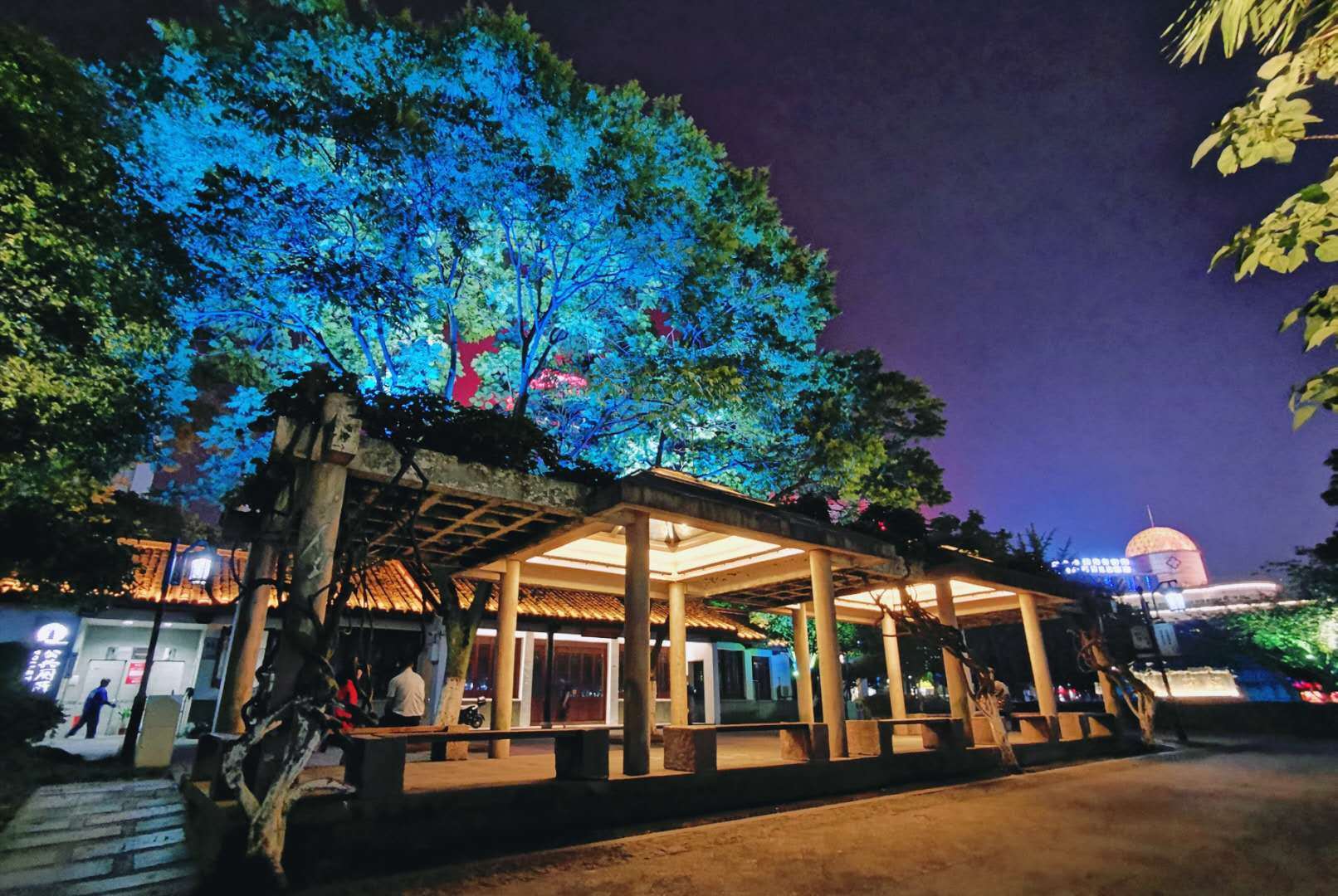夜幕降临,浙江省湖州市霅溪公园别有一番景象