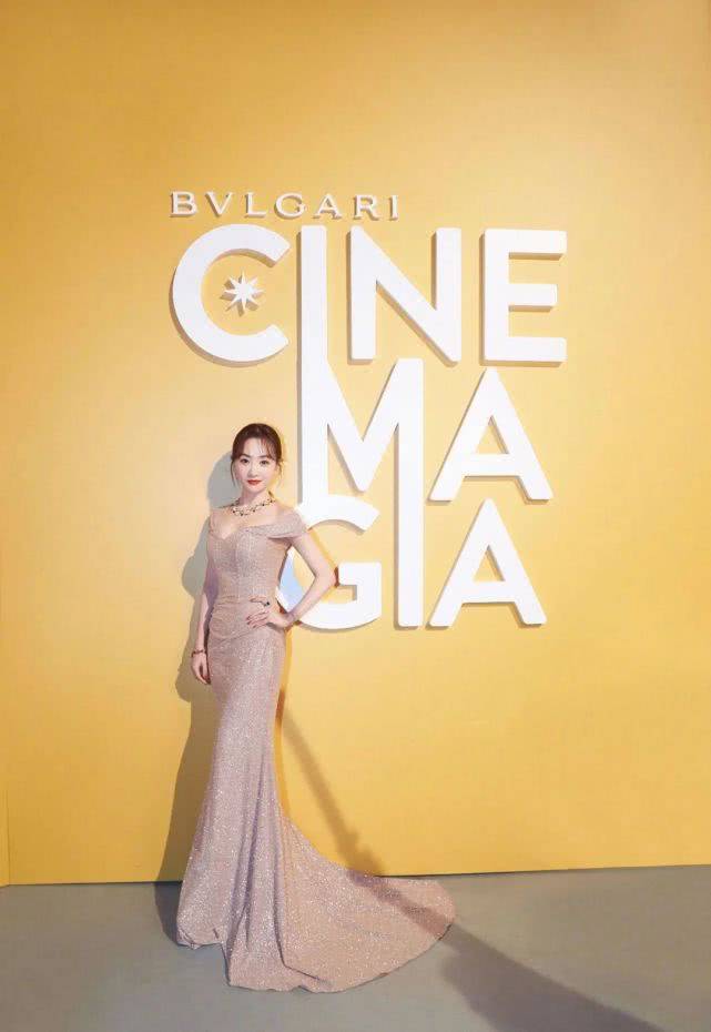 条纹穿条纹连衣裙变身明媚少女,小蛮腰大长腿不像38岁杨蓉现身机场