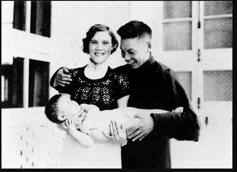 故事传记|1935年蒋经国结婚时，他毕恭毕敬向斯大林画像三鞠躬