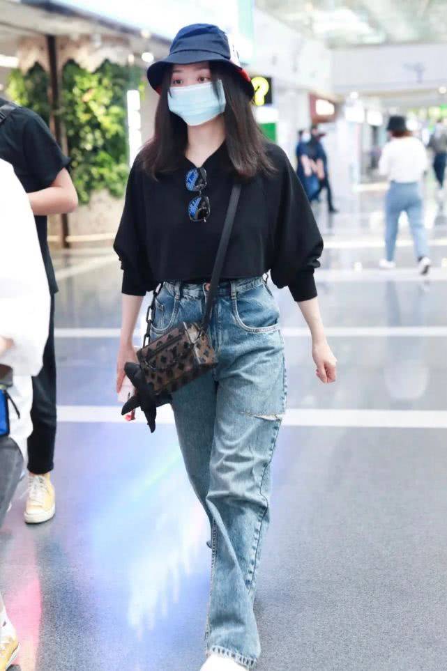 牛仔裤时髦亲切太接地气张靓颖瘦了好多！黑色T恤配牛仔裤走机场