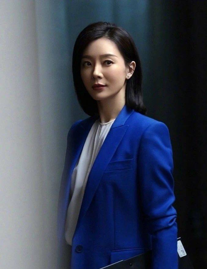 陈数多喜欢职业装?西装套装尽显"优雅穿搭法,职场女性值得学