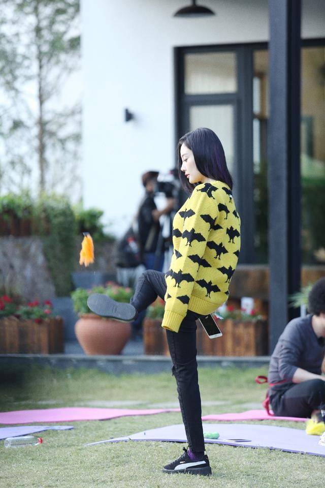 &quot挑染紫发色不够，还剪齐刘海，＂星气＂全无李小璐又换新发型