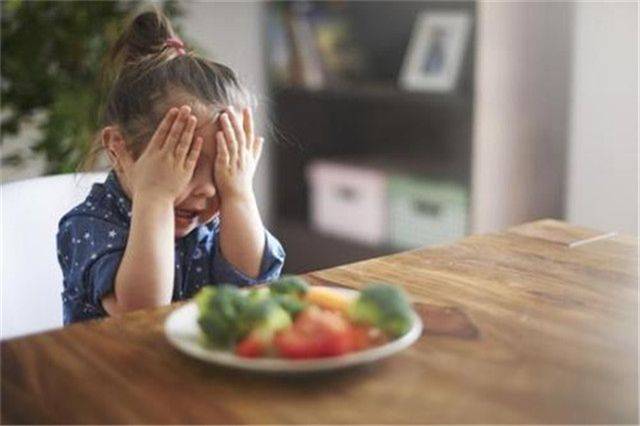 宝宝挑食，家长该怎么办？了解下面这5点，宝宝不再挑食了！-女婴带玉出生
