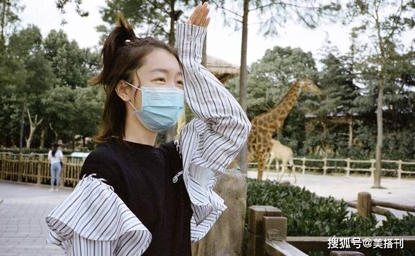 周冬雨搭配好才不像“病号服”为什么明星都爱条纹衫？叠穿青春又减龄