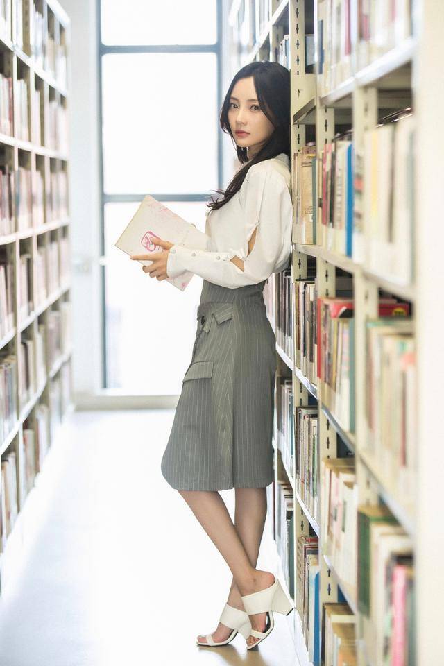 &quot挑染紫发色不够，还剪齐刘海，＂星气＂全无李小璐又换新发型