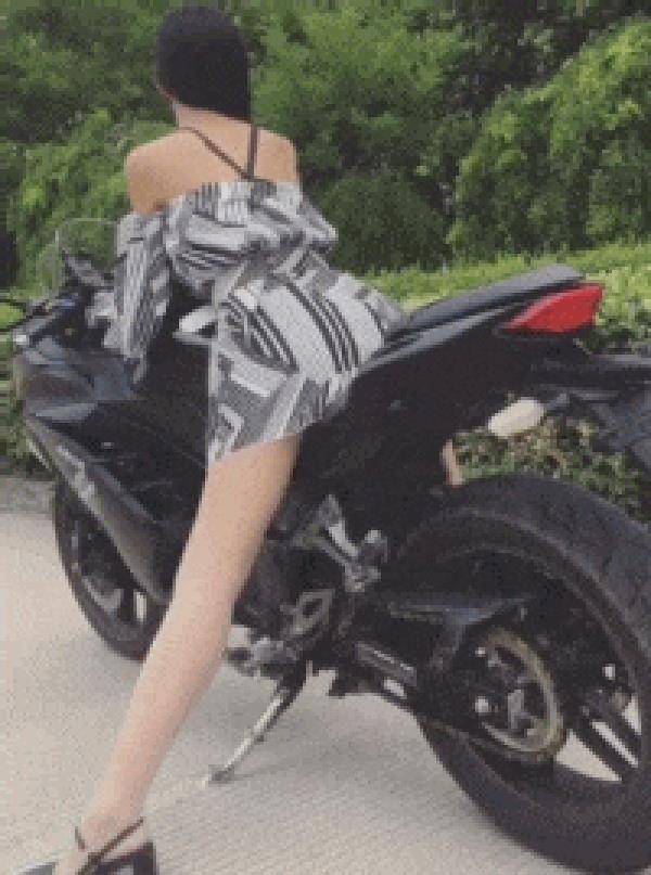 搞笑gif:好帅的摩托车,你想骑吗