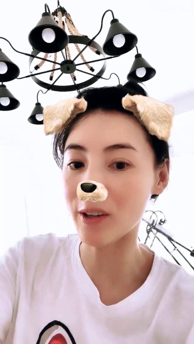 张柏芝儿童节公开长子有爱画面，Lucas依偎着三弟