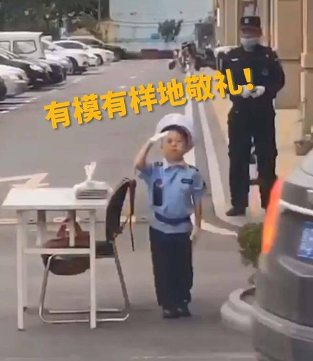 保安爷爷中午回家吃饭，小孙子来“顶班”，有模有样笑翻小区业主聂卫平围棋教室