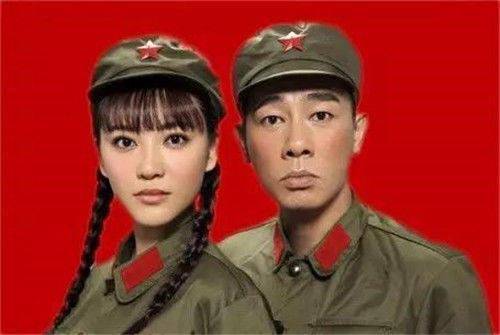 明星夫妇结婚登记照大PK，邓超孙俪竟引领白衬衫