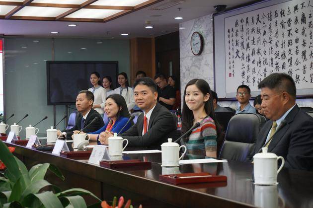 刘强东与章泽天烛光晚餐，紧搀妻子手臂爱意浓