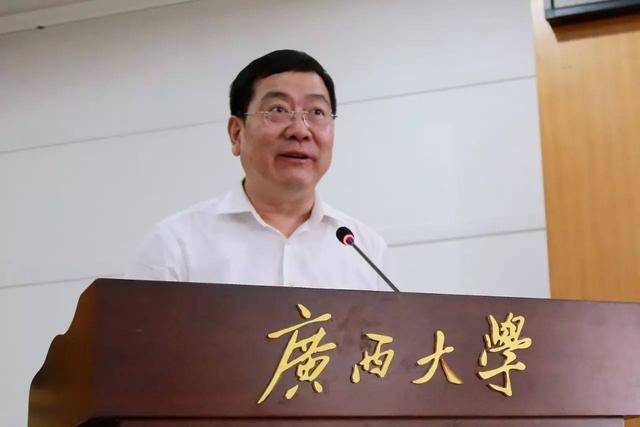 教育厅长和本科学院院长都是正厅级，同时参加会议，谁的排名靠前炫富女杨紫璐