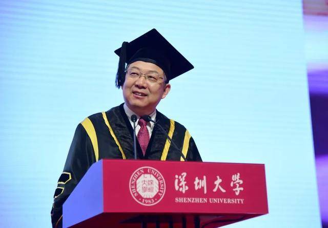 教育厅长和本科学院院长都是正厅级，同时参加会议，谁的排名靠前炫富女杨紫璐
