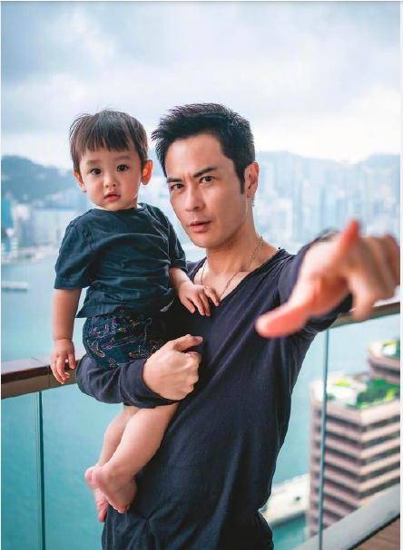 超帅的星二代：郑嘉颖儿子遗传了好基因，胡杏儿俩儿子像双胞胎