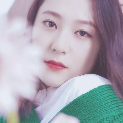 照片中郑秀晶将一只手举起放在脸庞一侧,张开五指对镜比问好的手势,她