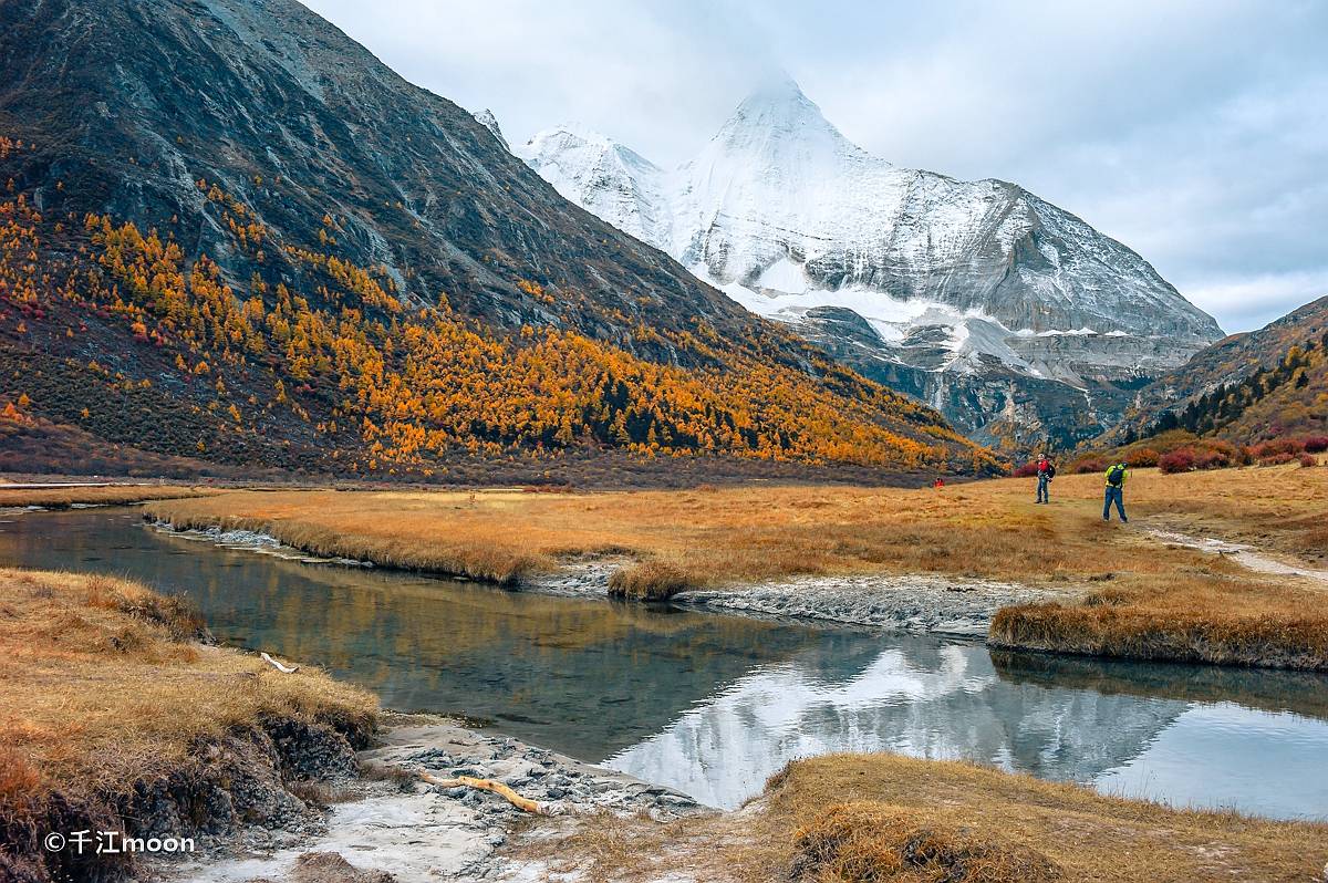 徒步亚丁，在绝美秋色中邂逅雪山高原湖