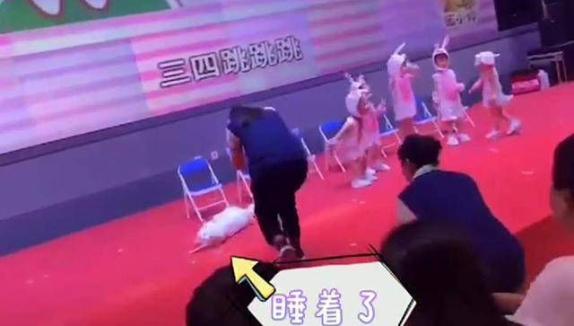 六一舞蹈表演中，贪睡宝宝当场睡着，网友笑称：大型被迫营业现场青春于舞池流逝