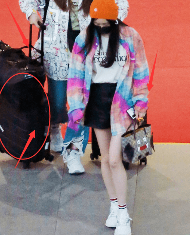 怎么介绍一个人身上的服饰 fa5dcd3f2d4b428eb4b6d8891643769a.png