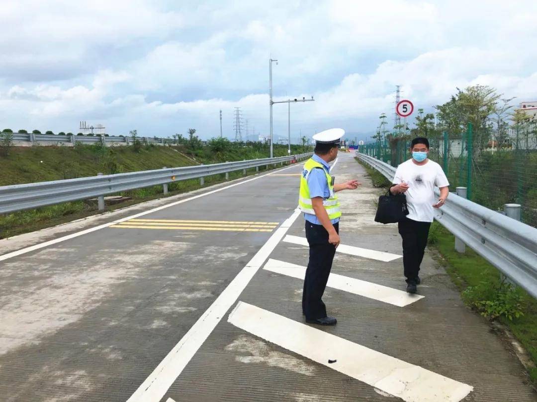 行人上高速违法又危险,汕头高速交警及时查纠防事故_高速公路