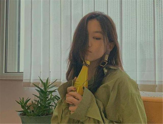 李嫣终于不再用头发遮脸,生日宴学王菲唱腔,三次手术后很成功图片