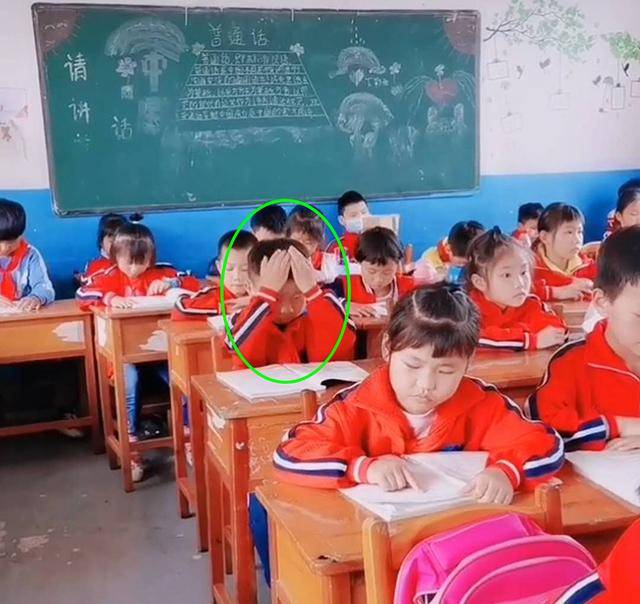 上课前，熊孩子对自己“醍醐灌顶”，老师：要我何用？俄小伙卖鱼香肉丝