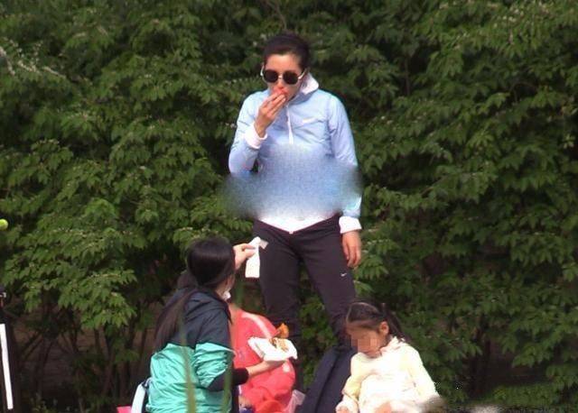 李冰冰跟家人公园郊游，虽有47岁的年纪，但穿起运动装还很年轻！