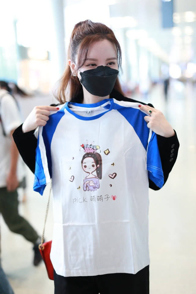 张萌穿“内衣”现身机场，显露出富态曲线美，