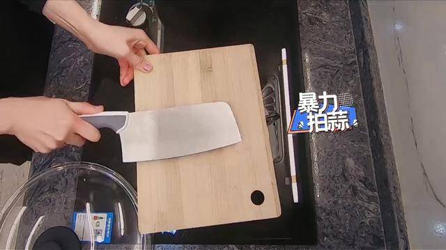 谁会把郑爽拉黑？被拉黑后的她伤心地哭了，而