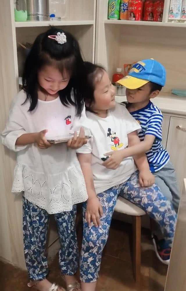 双胞胎姐妹体型差距大，同款裤子穿出两种风格，网友：买家秀和卖家秀-仇秀英离世