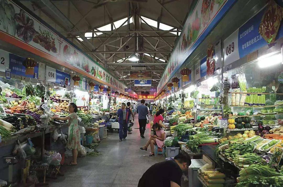 美女爱直播，英雄出地摊