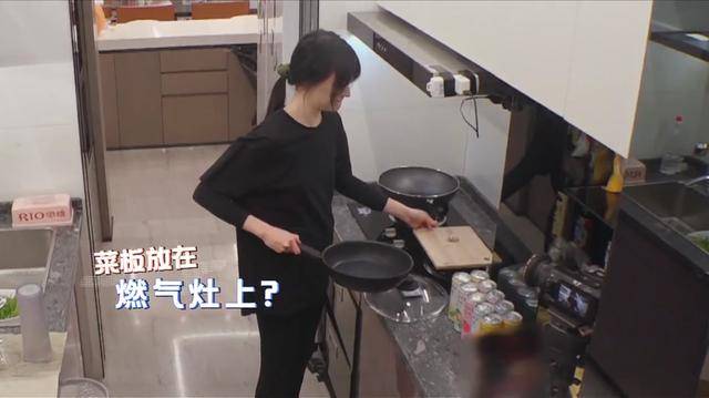 谁会把郑爽拉黑？被拉黑后的她伤心地哭了，而