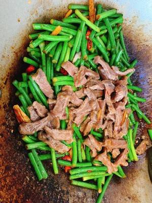 家常牛肉菜谱,蒜苔炒牛肉,简单美味营养,适合夏天