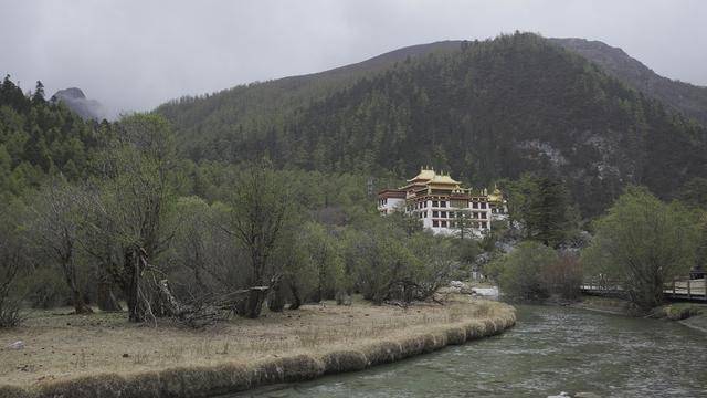 川西最 虐 的旅游景区 游客上山都背着氧气 但看过风景都说值 稻城