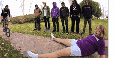 搞笑表情包,今天我看你坐在车后排玩得挺开心啊! 爆笑:男子开车撞墙!