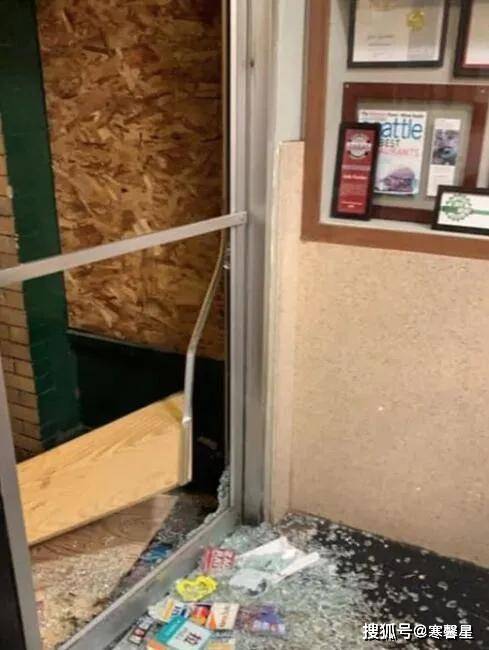 为什么打砸抢中餐馆？“中餐馆从不雇黑人！”？