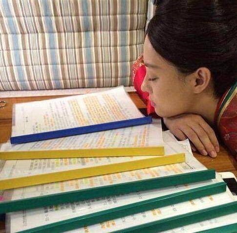 12岁被父亲抛弃，母亲做保洁养活她，孙俪如何将一手烂牌打成王炸