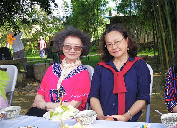 深圳市作家协会秘书长赵婧(右)与深圳市作协顾问苏曼华