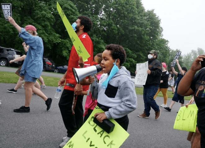 美国英国法国，甚至韩国日本民众们纷纷“下跪”