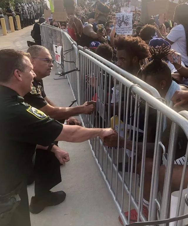 美国英国法国，甚至韩国日本民众们纷纷“下跪”