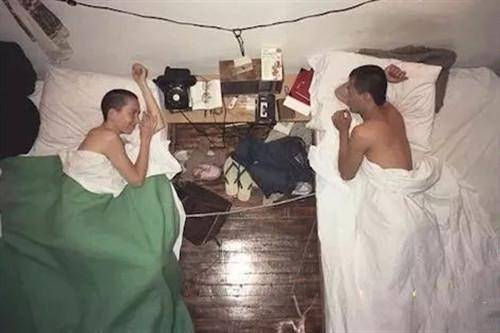 最煎熬的行为艺术:男女艺术家捆绑在一起一年,却不发生任何接触
