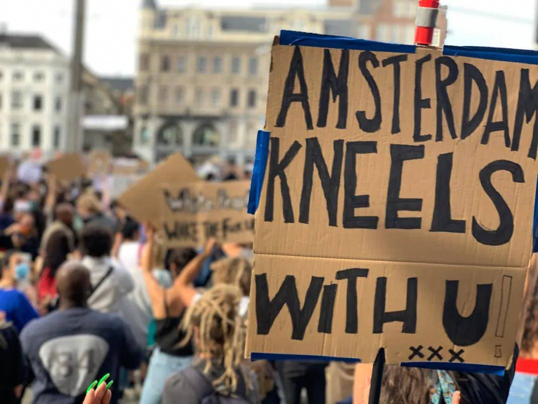 美国英国法国，甚至韩国日本民众们纷纷“下跪”