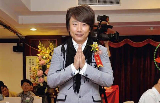 秦伟是台湾著名主持人,各大综艺节目的常客,曾三次获得过金钟奖奖项.