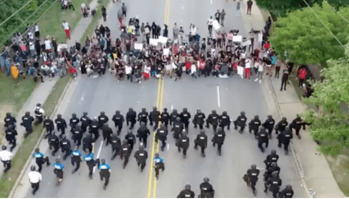 美国英国法国，甚至韩国日本民众们纷纷“下跪”