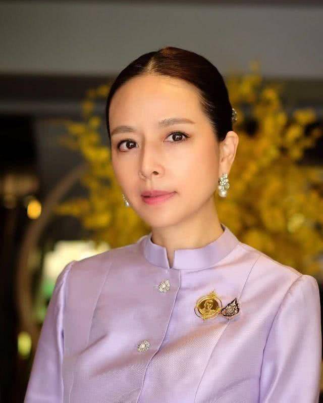 泰国富婆54岁素颜像少女，靠球场上大哭美出名，曾多次被泰王召见