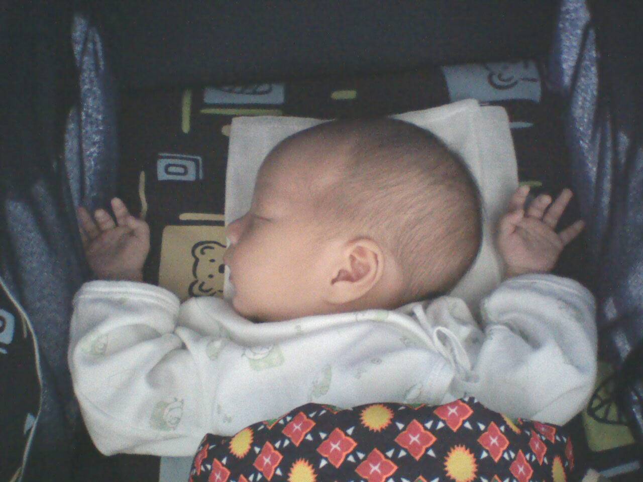 投降|强按下宝宝胳膊,反而会增加危险家长干扰宝宝“投降”睡姿