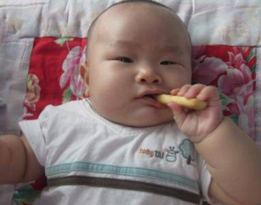 食物|伤脾胃，家长要牢记儿科医生劝告：夏季带娃4种食物不能给娃吃